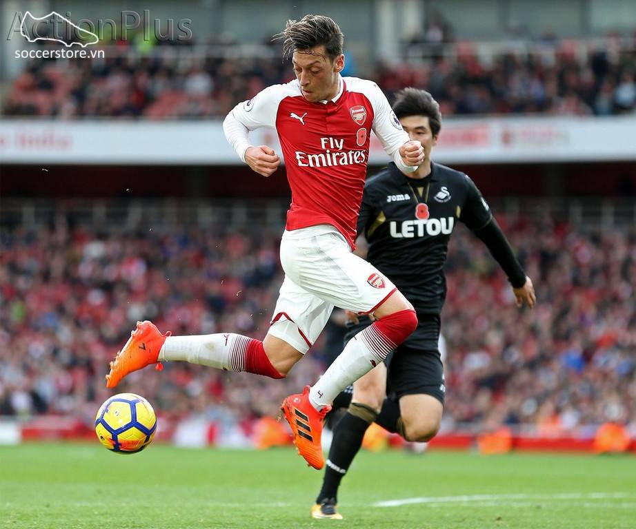 Ozil sử dụng dòng giày Adidas Ace